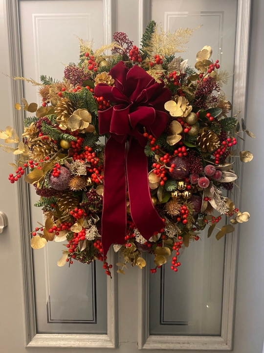 Lavish welcome wreath